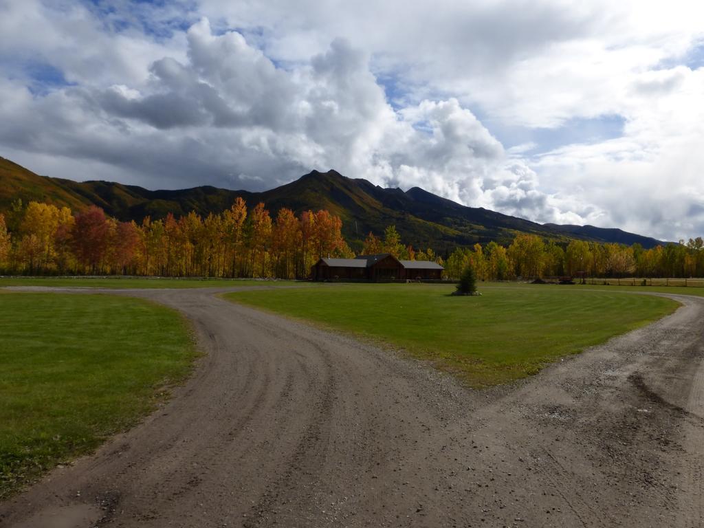 Folding Mountain B & B Fort Nelson Esterno foto