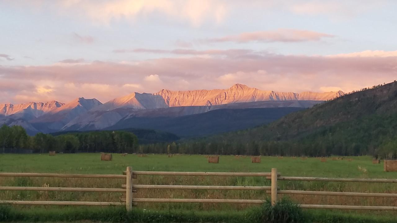 Folding Mountain B & B Fort Nelson Esterno foto